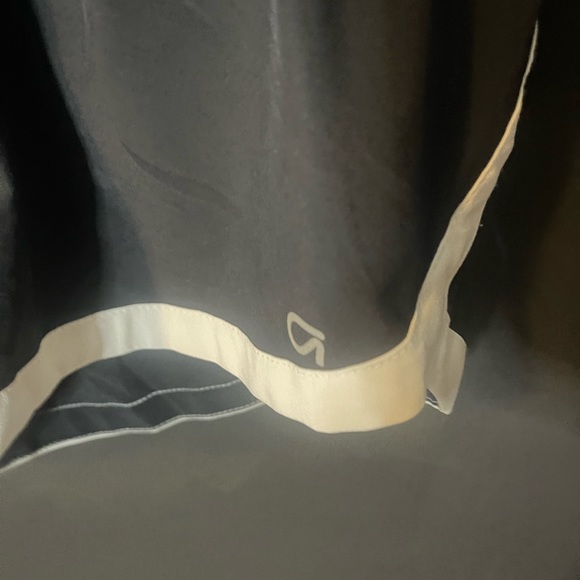 Gap fit workout shorts - Picture 3 of 5